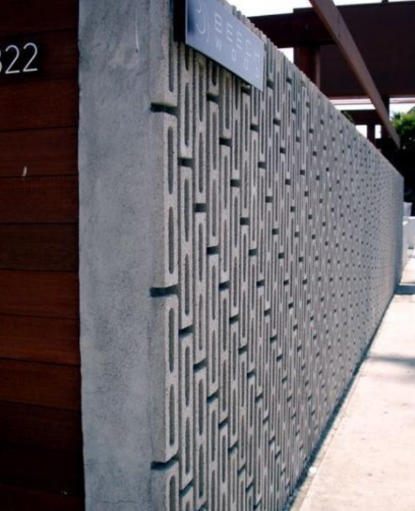 Pagar beton dengan aksen pola geometris yang menarik